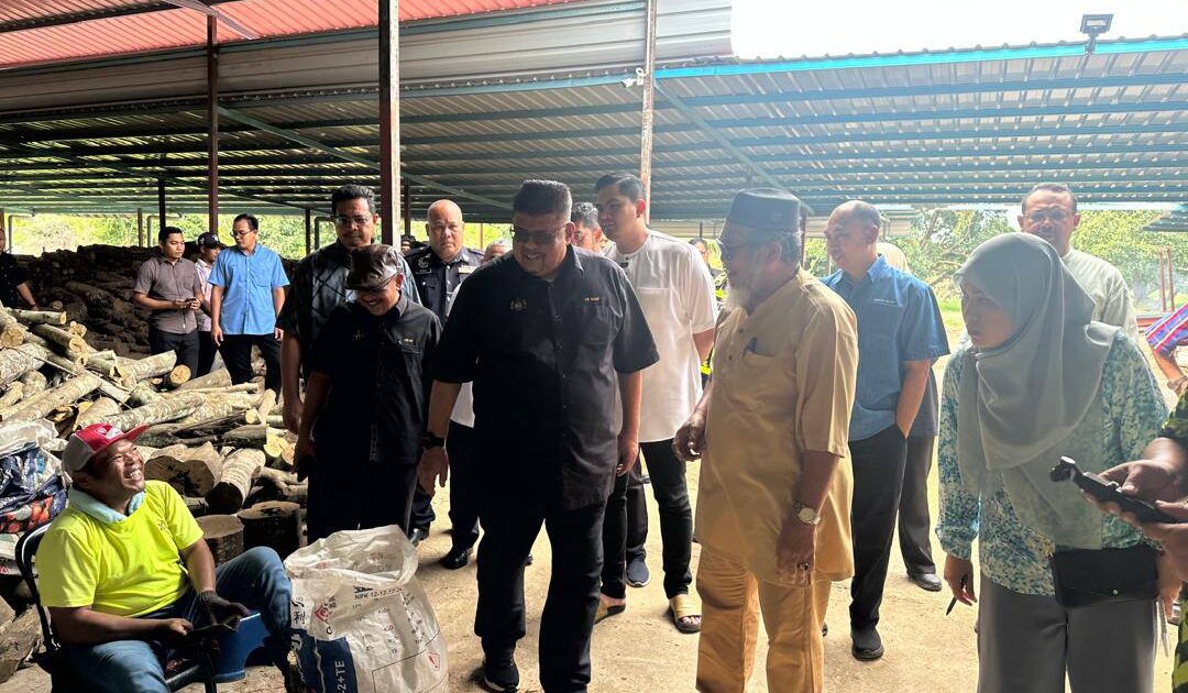 LAWATAN KETUA MENTERI MELAKA KE KILANG GAHARU